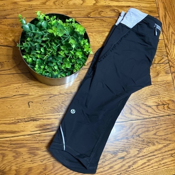 lululemon Fast Free Cropped Capri Leggings Mesh Black/Silver Size 4. - Picture 8 of 8
